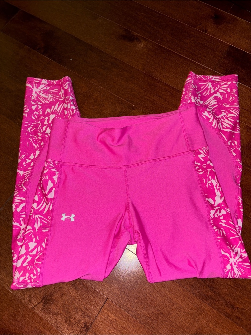 Under Armour Hot Pink Leggings with White Floral Side Panels size medium NWOT
